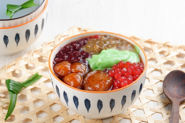 Delicioso mingau misturado ou bubur kampiun é Minang especial. Kolak é frequentemente encontrado durante o Ramadã