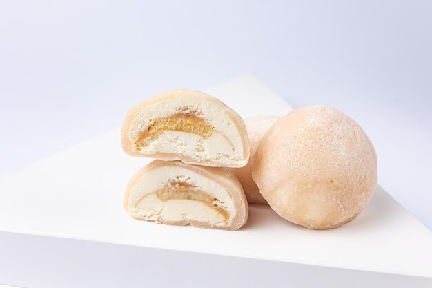 Delicioso mochi em um fundo branco, close-up. Sobremesa japonesa tradicional