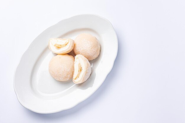 Delicioso mochi em um fundo branco, close-up. Sobremesa japonesa tradicional