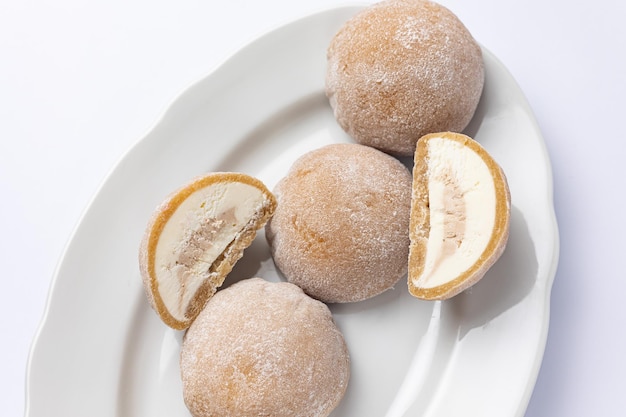 Delicioso mochi sobre un fondo blanco, primer plano. Postre tradicional japonés