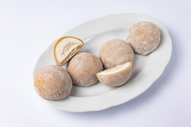 Delicioso mochi sobre un fondo blanco, primer plano. Postre tradicional japonés