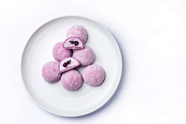 Delicioso mochi sobre un fondo blanco, primer plano. Postre tradicional japonés