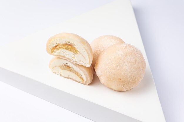 Delicioso mochi sobre un fondo blanco, primer plano. Postre tradicional japonés