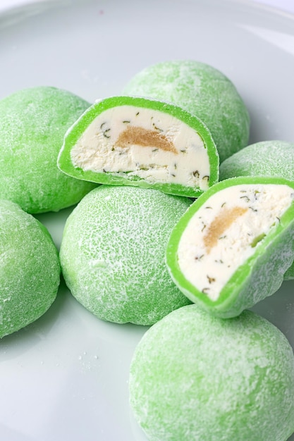 Delicioso mochi sobre un fondo blanco, primer plano. Postre tradicional japonés