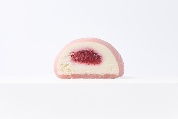 Delicioso mochi sobre un fondo blanco, primer plano. Postre tradicional japonés