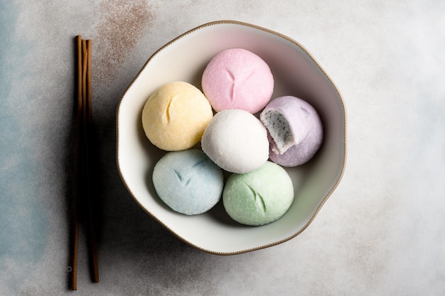 Delicioso mochi en una vista superior del tazón en una mesa de mármol gris claro postres tradicionales de Japón