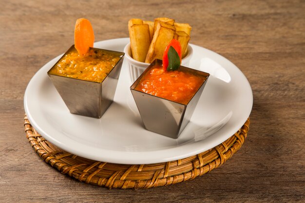 delicioso molho de tomate, cenouras e batatas fritas.