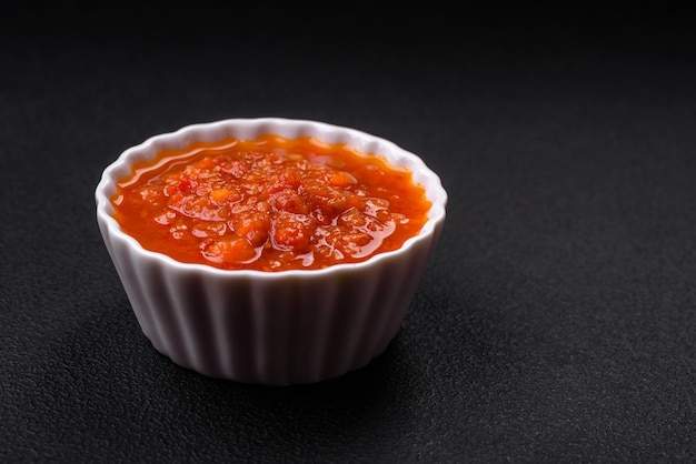 Delicioso molho de tomate picante com pimenta alho sal especiarias e ervas