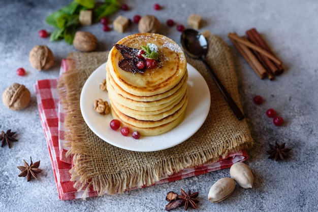 Delicioso montón de panqueques en un plato