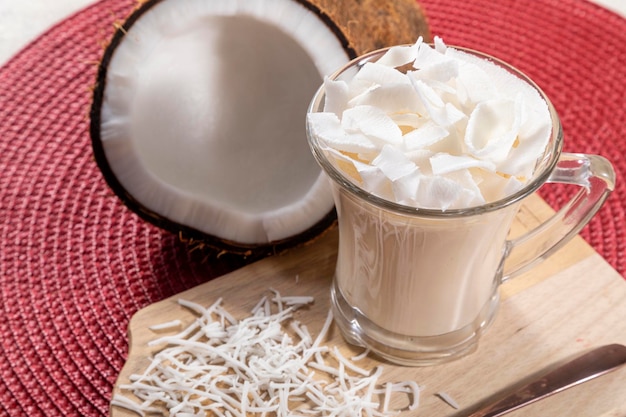 Delicioso mousse de coco en vaso de vidrio