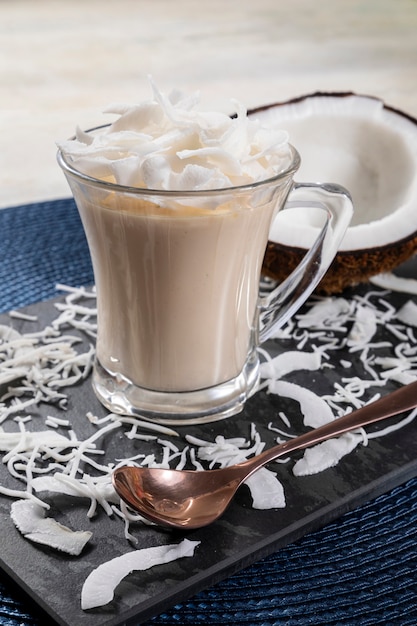 Delicioso mousse de coco en vaso.