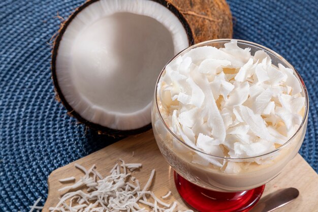 Delicioso mousse de coco en vaso.