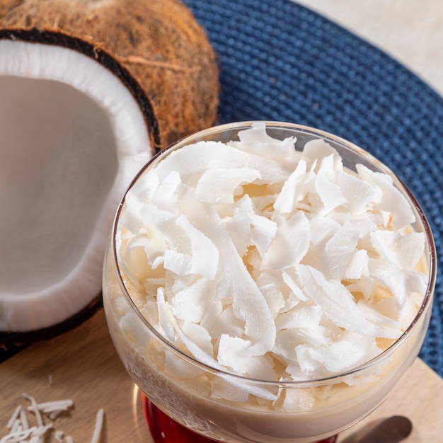 Delicioso mousse de coco en vaso.