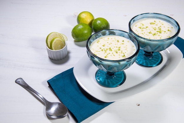 Delicioso mousse de limón Postre refrescante y sabroso