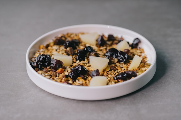 Delicioso muesli en un plato en un restaurante