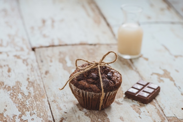 Delicioso muffin de chocolate casero en la mesa. Listo para comer.