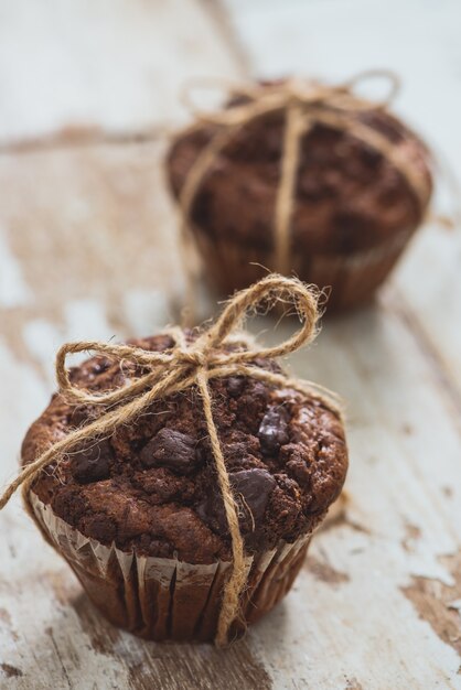 Delicioso muffin de chocolate casero en la mesa. Listo para comer.