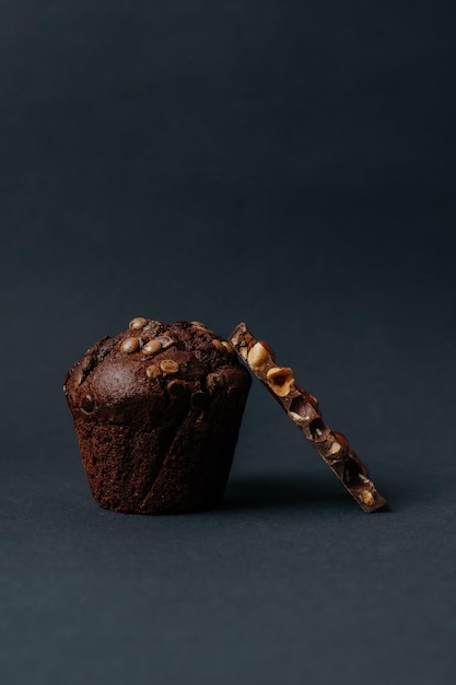 delicioso muffin de chocolate con gotas de chocolate y barra de chocolate con nueces