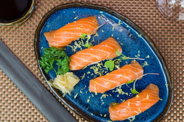 Delicioso nigiri de salmón premium en plato azul