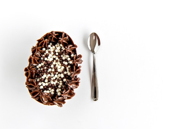 Delicioso ovo de colher recheado com chocolate ovo de páscoa brasileiro no fundo branco