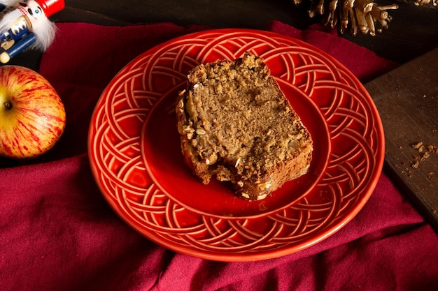 Delicioso pan de avena de manzana en un plato rojo en la vista superior