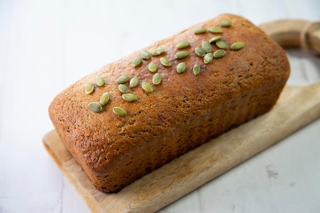 Delicioso pan de calabacín con el respaldo de un bizcocho.