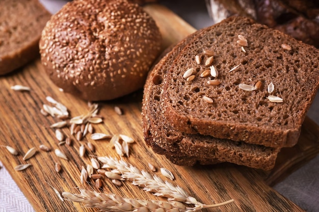 El delicioso pan de centeno en la mesa de cerca