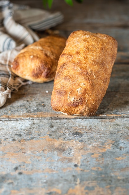 Delicioso pan ciabatta recién horneado