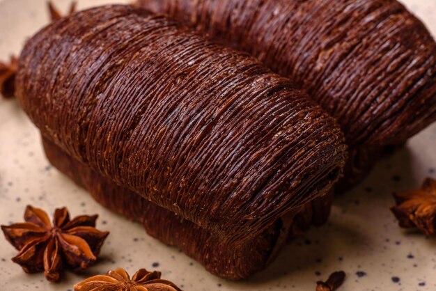 Delicioso pan crujiente dulce con relleno de chocolate sobre un fondo de hormigón oscuro