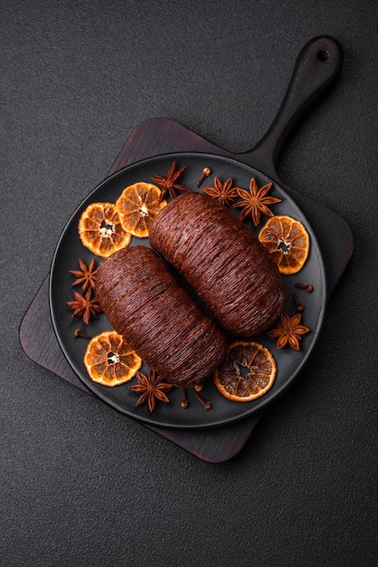 Delicioso pan crujiente dulce con relleno de chocolate sobre un fondo de hormigón oscuro