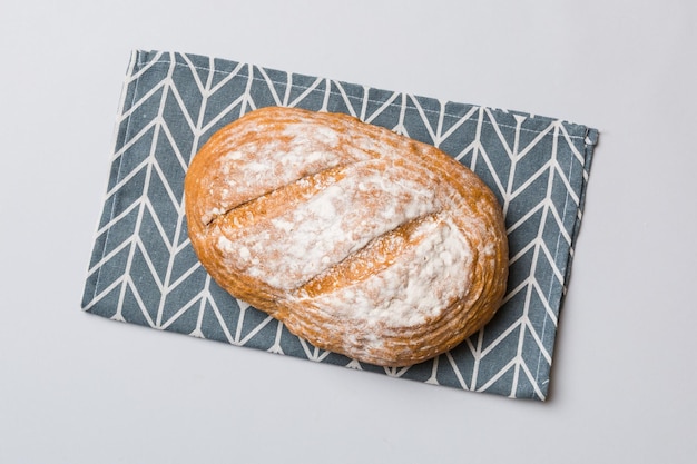 Delicioso pan francés recién horneado con una servilleta en la vista superior de la mesa rústica Pan blanco saludable