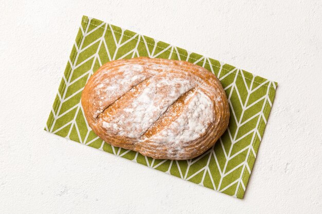 Delicioso pan francés recién horneado con una servilleta en la vista superior de la mesa rústica Pan blanco saludable