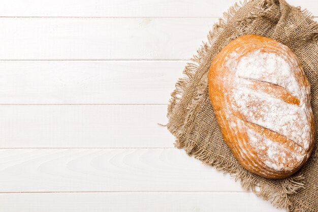 Foto delicioso pan francés recién horneado con servilleta en la vista superior de la mesa rústica pan blanco saludable