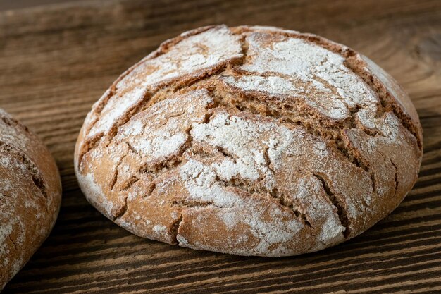 Delicioso pan horneado sobre un fondo de madera