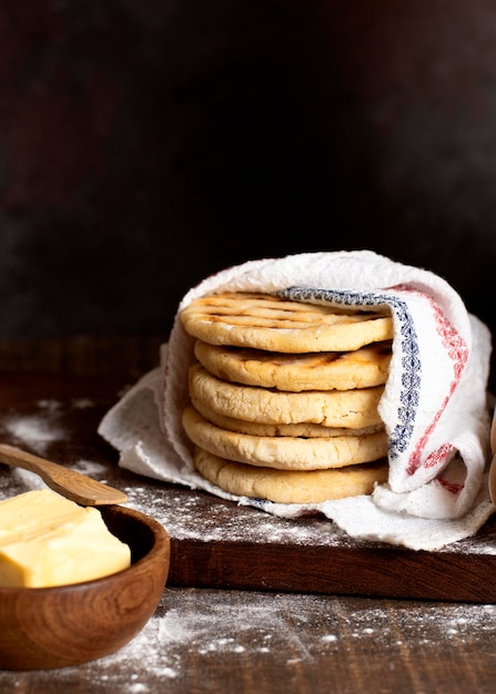 Delicioso pan de invierno casero y toalla.