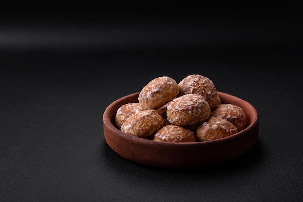 Delicioso pan de jengibre redondo dulce con mermelada en el interior