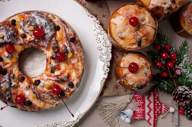 Foto delicioso pan navideño y panettone casero