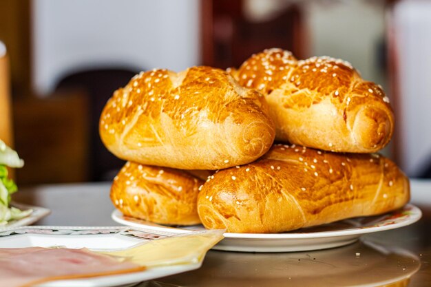 delicioso pan recién horneado para el desayuno en un plato en una mesa de comedor