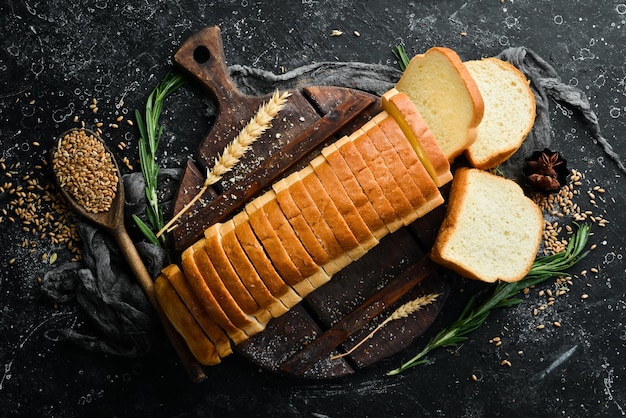 Delicioso pan recién horneado Horneado de centeno y harina Vista superior Estilo rústico