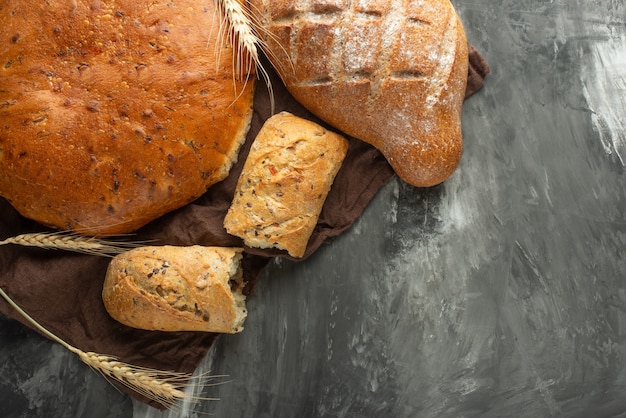 Delicioso pan recién horneado sobre fondo rústico