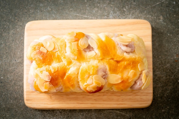 Delicioso pan tostado de taro sobre tablero de madera