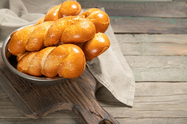 Delicioso pan trenzado sobre una plancha de madera