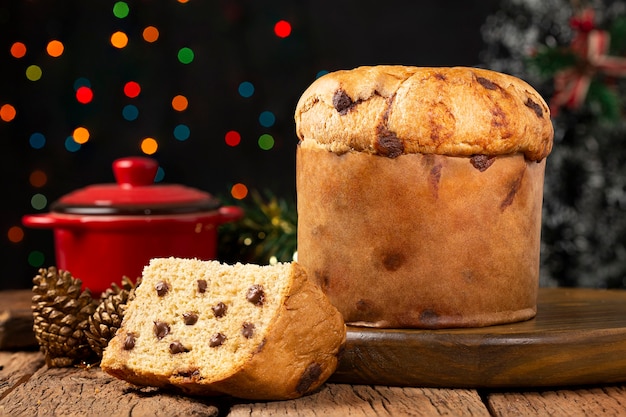 Foto delicioso panetone com gotas de chocolate em uma mesa decorada para o natal.