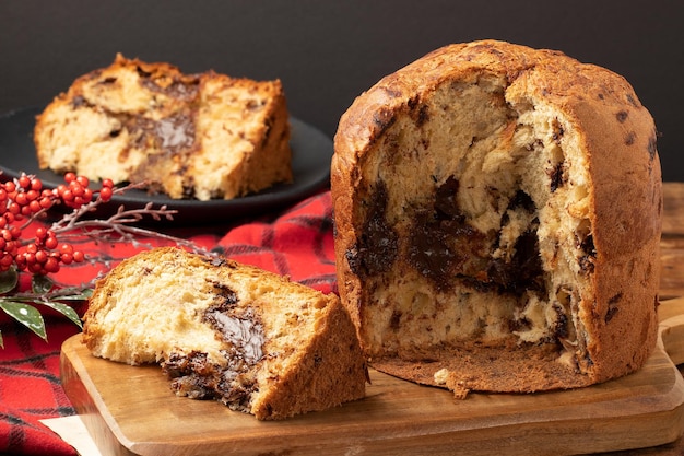 Delicioso panetone recheado com chocolate Foco seletivo