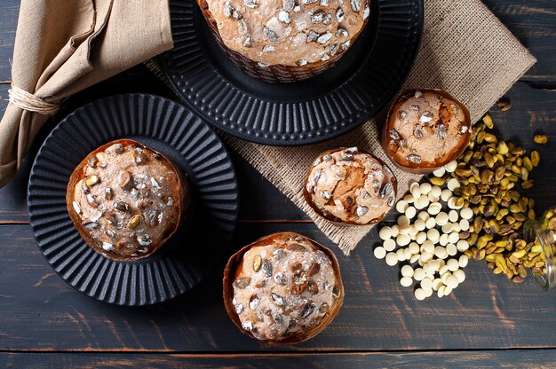 Delicioso panettone casero con fermentación natural. Con chocolate blanco y pistachos