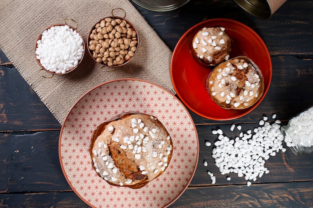 Delicioso panettone casero con fermentación natural. Vista superior.