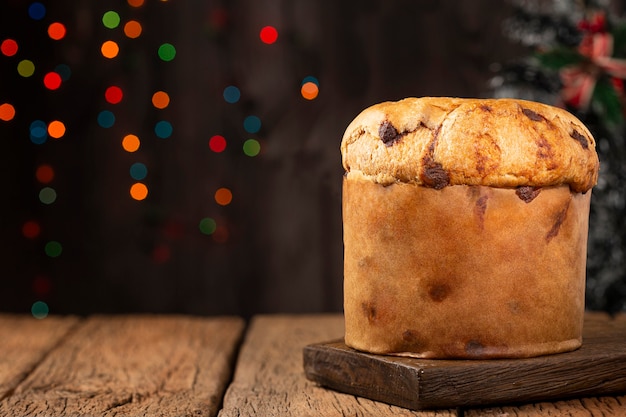 Delicioso panettone con chispas de chocolate sobre una mesa decorada para Navidad.