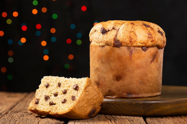 Delicioso panettone con chispas de chocolate sobre una mesa decorada para Navidad.