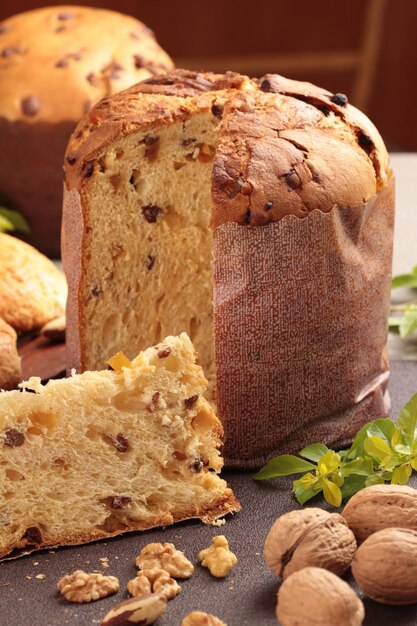 Foto delicioso panettone e fatia com frutas confitadas nozes e castanhas