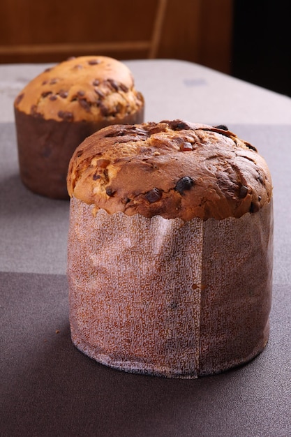 Delicioso panettone e fatia com frutas confitadas nozes e castanhas